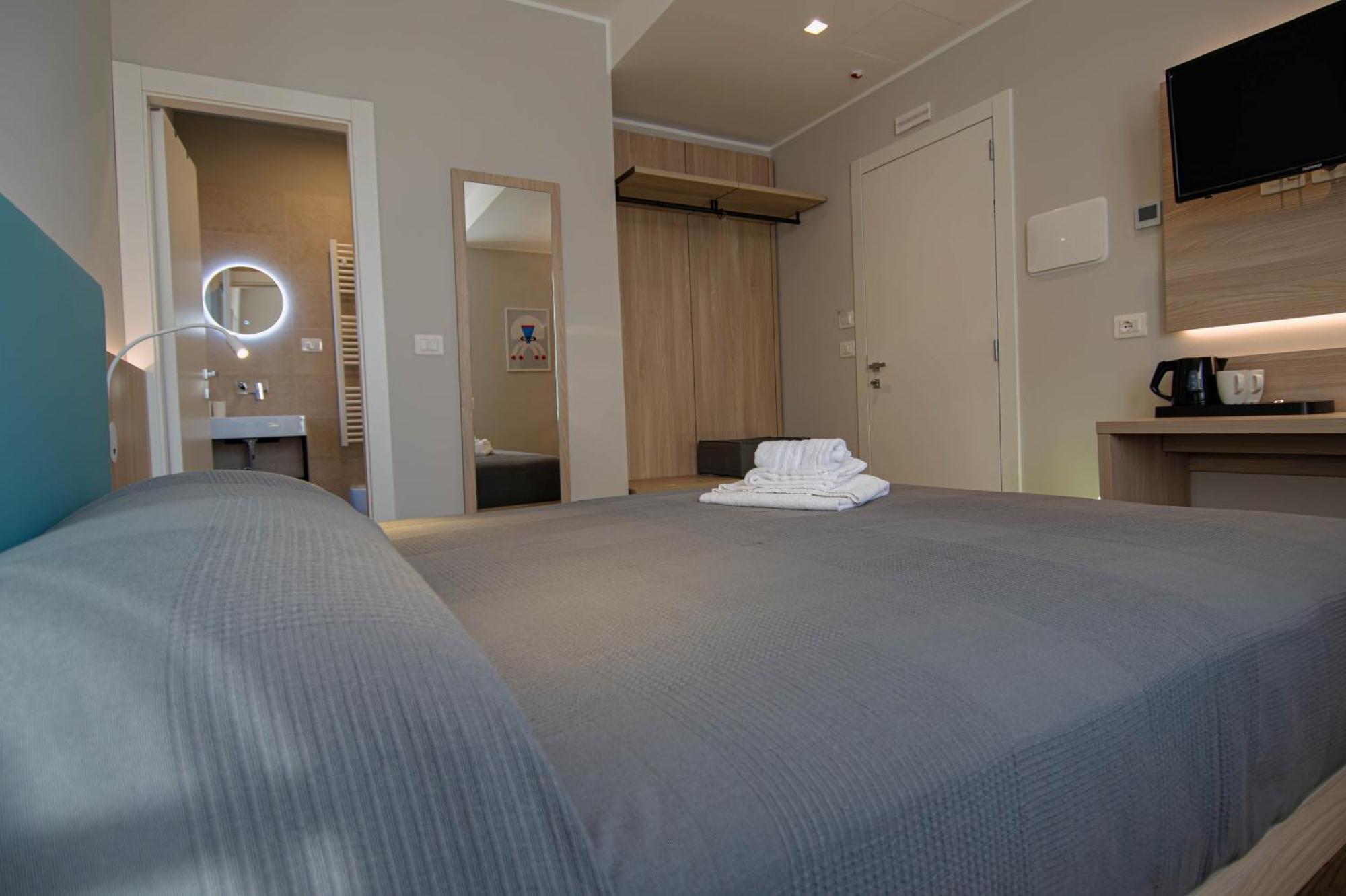Hotel Tritone Триест Экстерьер фото